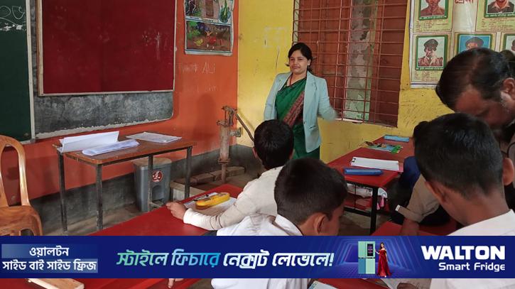 শ্রেণিকক্ষের তালা ভেঙে পরীক্ষা নিলেন ইউএনও 