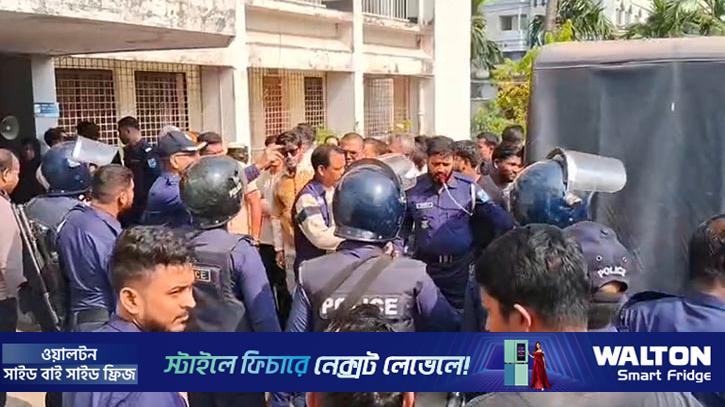 মুন্সীগঞ্জে তৃতীয় শ্রেণির শিক্ষার্থীকে ধর্ষণচেষ্টা, শিক্ষককে গণপিটুনি