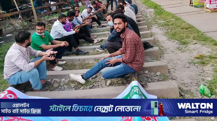 খুলনায় রেলপথ অবরোধ, সাড়ে ৫ ঘণ্টা পর ট্রেন চলাচল শুরু