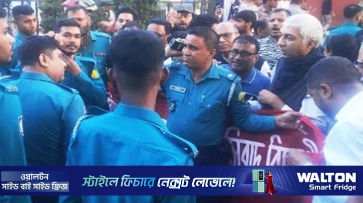 সিলেটে বাম জোটের মিছিলে পুলিশের বাধা, ব্যারিকেডের মধ্যেই সমাবেশ