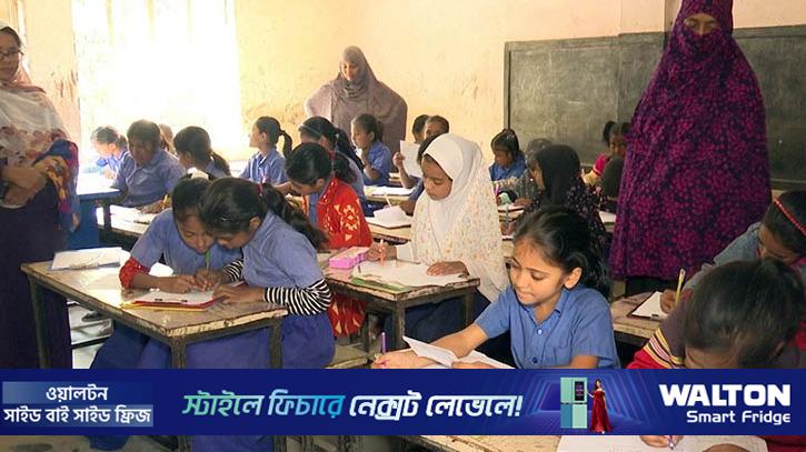 কুষ্টিয়ায় শিক্ষকদের কর্মবিরতি, পরীক্ষা নিলেন অভিভাবকেরা