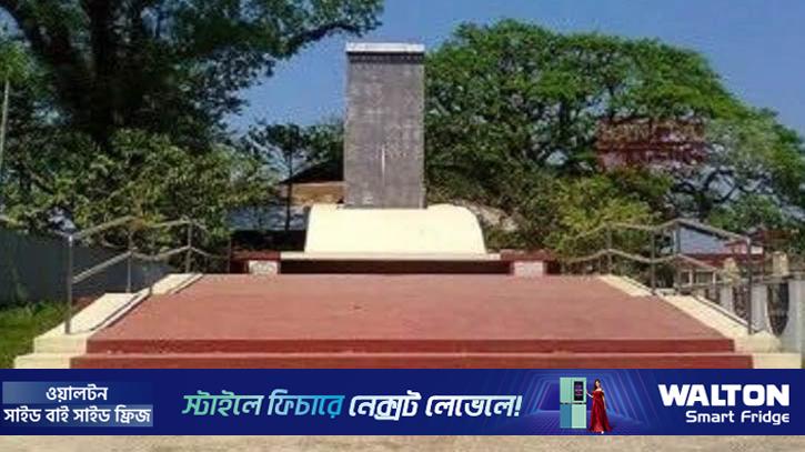 আজ শত্রুমুক্ত ফেনীতে প্রথম উড়েছিল লাল সবুজের পতাকা