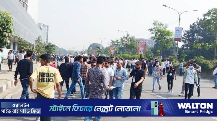 আগারগাঁওয়ে মোবাইল ব্যবসায়ীদের সড়ক অবরোধ