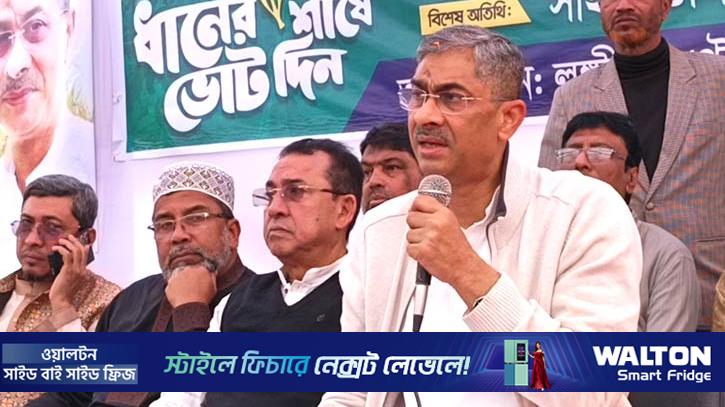 একটি দলের কর্মীরা হেলমেট মাথায় দিয়ে মহড়া দিচ্ছে: এ্যানি