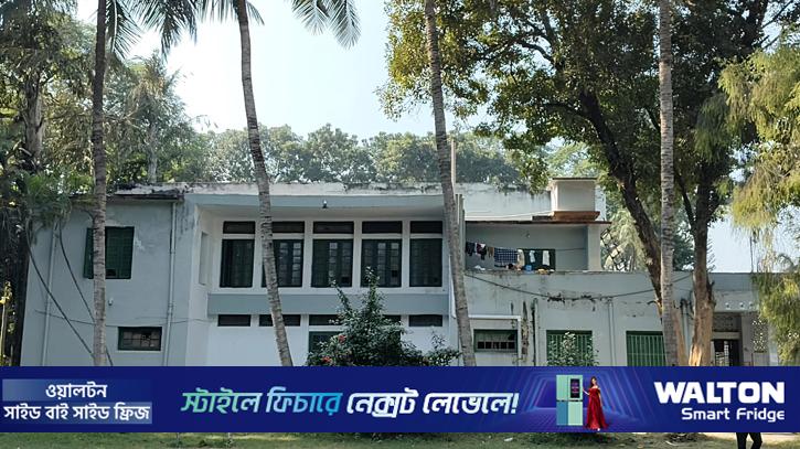 ভূমিকম্পে ফাটল: রাবি শেরে বাংলা হলের শিক্ষার্থীদের সরানো হচ্ছে