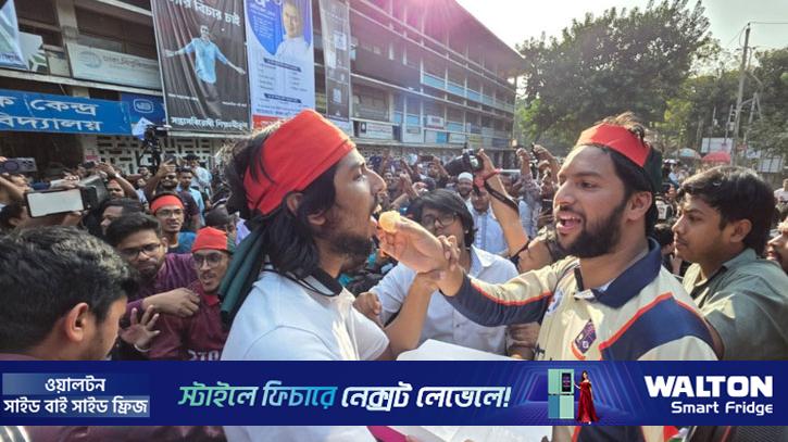 শেখ হাসিনার ফাঁসির রায়ে টিএসসিতে মিষ্টি বিতরণ