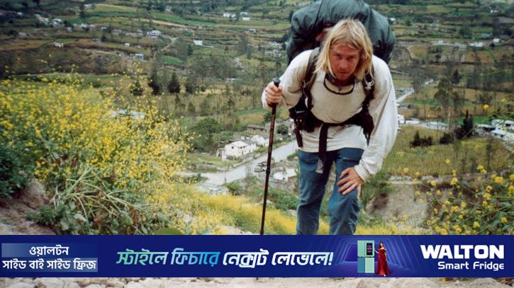 ২৭ বছর ধরে তিনি পৃথিবীর পথে হেঁটে বেড়াচ্ছেন