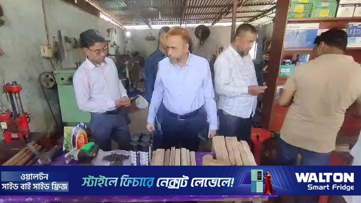 লক্ষ্মীপুরে ওয়ার্কশপের আড়ালে অস্ত্র তৈরির কারখানা, পিস্তল ও সরঞ্জাম জব্দ