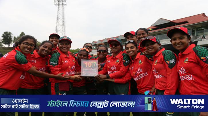 হারের বৃত্তে মেয়েরা