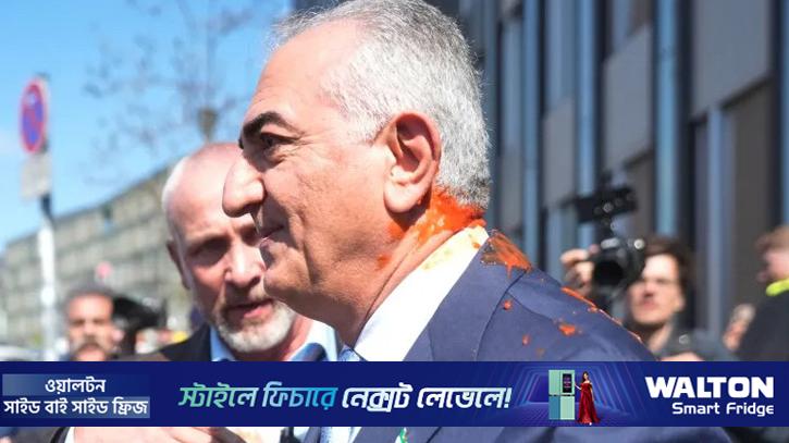 ইরানের সাবেক শাহের পুত্রের ওপর লাল রঙ নিক্ষেপ