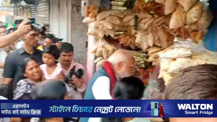 রাস্তার পাশে দাঁড়িয়ে ১০ টাকার ঝালমুড়ি কিনে খেলেন মোদি