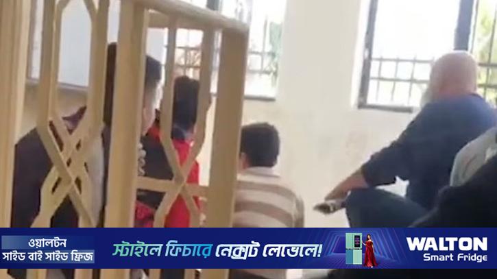 ‘ভেতরে যাও, সে তোমাদের মেরে ফেলবে’
