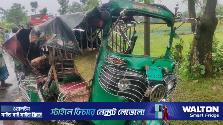 নেত্রকোণায় অটোরিকশায় বাসের ধাক্কা, নিহত ২