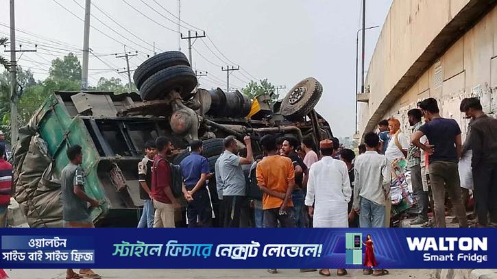 টাঙ্গাইলে ট্রাক উল্টে অটোরিকশা চালকের মৃত্যু