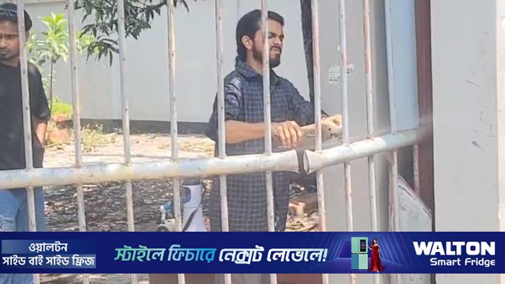 আমুর বাসভবনের সামনের টিনের বেড়া অপসারণ 