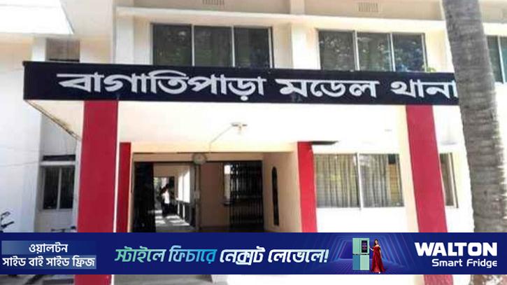 নাতির ছোড়া হাঁসুয়ায় প্রাণ গেল দাদির