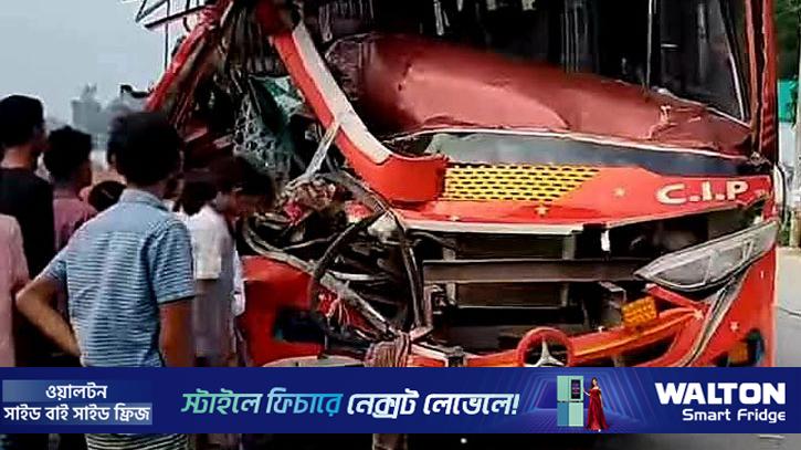 থেমে থাকা ট্রাকে বাসের ধাক্কা, চালকের পা বিচ্ছিন্ন