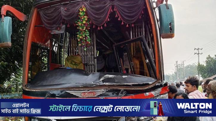 নকলায় বাসের ধাক্কায় ট্রাক্টরচালক নিহত, আহত ৩