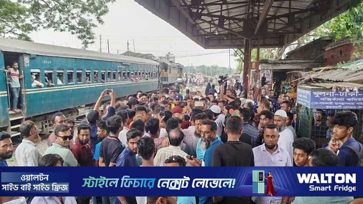 কুমারখালীতে ট্রেনের যাত্রাবিরতির দাবিতে বিক্ষোভ