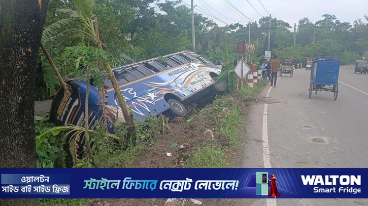 ঝালকাঠিতে বাস খাদে পড়ে আহত ১০ 