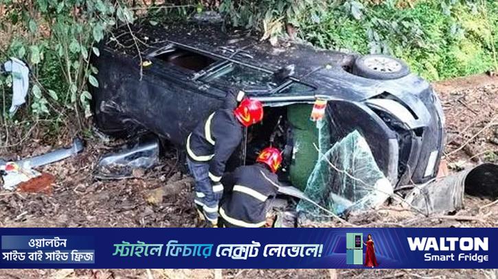 চট্টগ্রামে মাইক্রোবাস খাদে পড়ে নিহত ৩