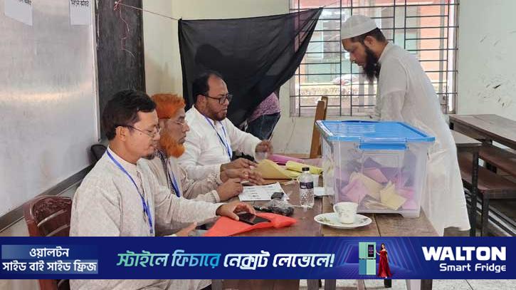 ৪২৫ শিক্ষার্থীর পরীক্ষা বন্ধ রেখে ফেনী শহর ব্যবসায়ী সমিতির নির্বাচন