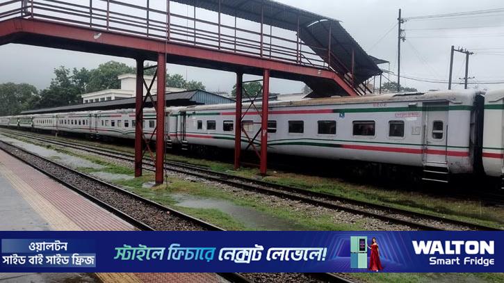 ইঞ্জিনে ত্রুটি, ফেনী স্টেশনে ৭০০ যাত্রী নিয়ে আটকা চট্টলা এক্সপ্রেস
