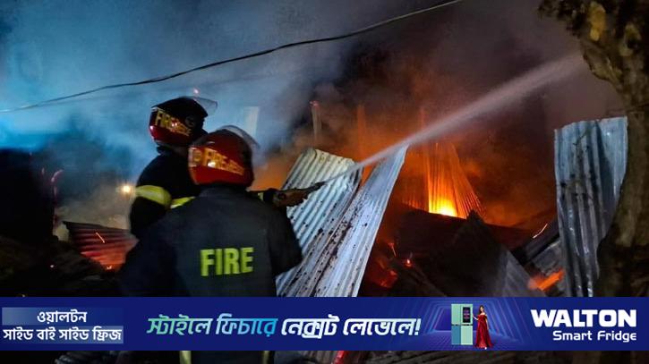 নরসিংদীতে প্রেমিককে কুপিয়ে আহত, প্রেমিকার বাড়িতে আগুন 