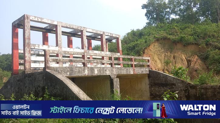 মৌলভীবাজারের দুটি স্লুইস গেট যেন কৃষকদের গলার কাঁটা