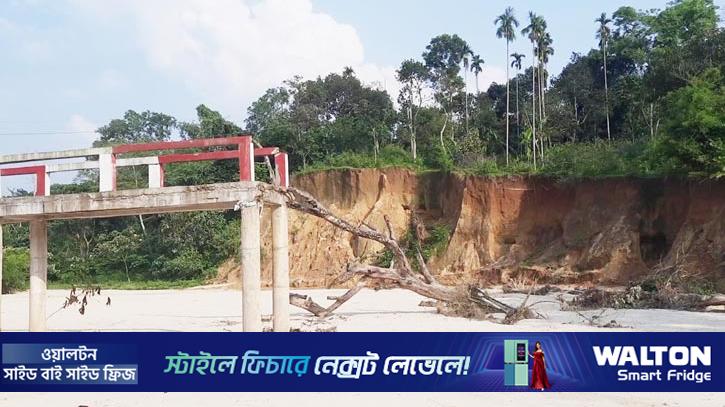 ধসে পড়ছে টিলার মাটি: আতঙ্কে ত্রিপুরা পল্লীর ২৪টি পরিবার
