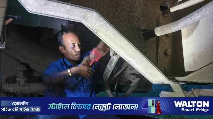 হোস পাইপ ছিঁড়ে হঠাৎ থামল ট্রেন, আতঙ্কে যাত্রীরা