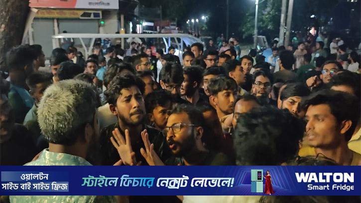 খাবারে মাছি নিয়ে ঝামেলা, জাকসু নেতার বিচার চেয়ে ২৫ দোকান বন্ধ