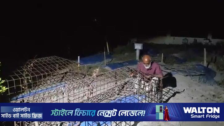 নিহত ছেলের লাশ চুরির ভয়ে কবর পাহারায় বাবা