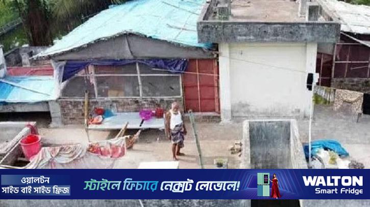 হাসপাতালে মুরগির খামার, দুর্গন্ধে অতিষ্ঠ রোগী ও স্বজনরা