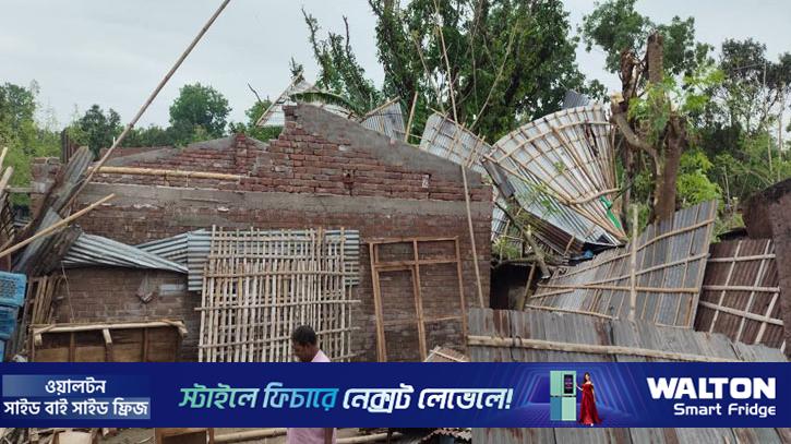 ঝড়ে আম ও ঘরবাড়ির ব্যাপক ক্ষয়ক্ষতি