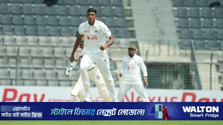 তৃতীয়বার বাবরকে আউট করে নাহিদ বললেন, ‘বলে কাউকে আউট করা যায় না’