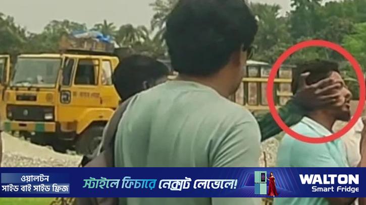 নাটোরে সাব-কন্ট্রাক্টরকে থাপ্পড় মারলেন ছাত্রদল নেতা