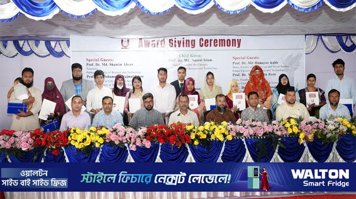 পাবিপ্রবির ৩৮ শিক্ষার্থী ডিনস ও ৬ শিক্ষক পেলেন ভাইস চ্যান্সেলর অ্যাওয়ার্ড