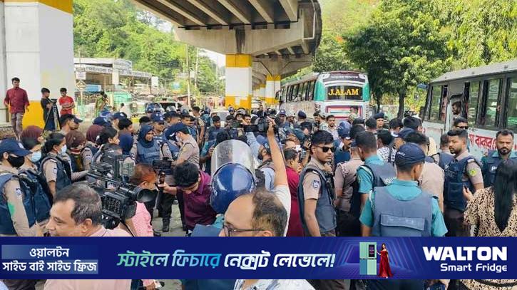 চট্টগ্রামে গ্রাফিতি আঁকা নিয়ে উত্তেজনা, কঠোর অবস্থানে পুলিশ
