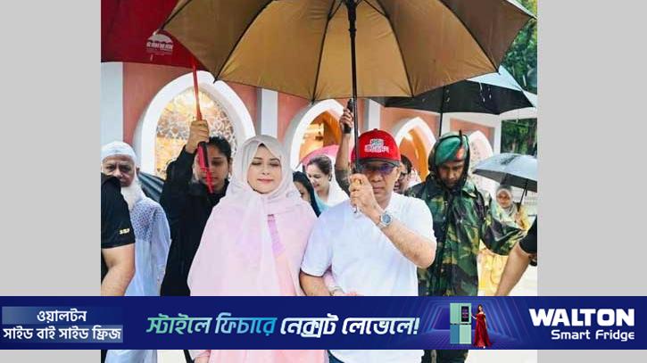 স্ত্রীর মাথায় ছাতা ধরে একসঙ্গে হাঁটলেন প্রধানমন্ত্রী