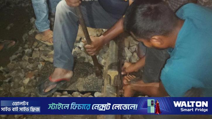 নাটোরে রেললাইনে বস্তু গুঁজে চলছে ট্রেন