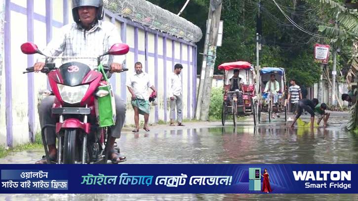 টানা বৃষ্টিতে রংপুর নগরীতে জলাবদ্ধতা, জনজীবনে দুর্ভোগ 