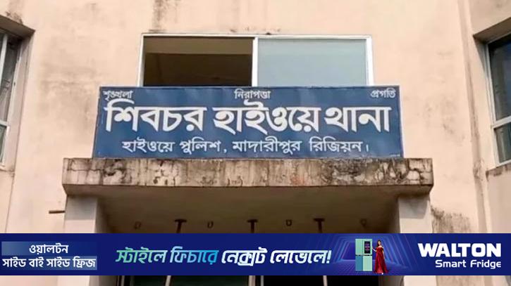 ভাঙ্গা এক্সপ্রেসওয়েতে বাসচাপায় বাবা-ছেলে নিহত