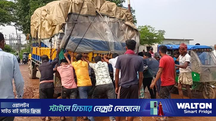গাজীপুরে রেললাইন থেকে সরানো হলো ট্রাক, ট্রেন চলাচল শুরু 
