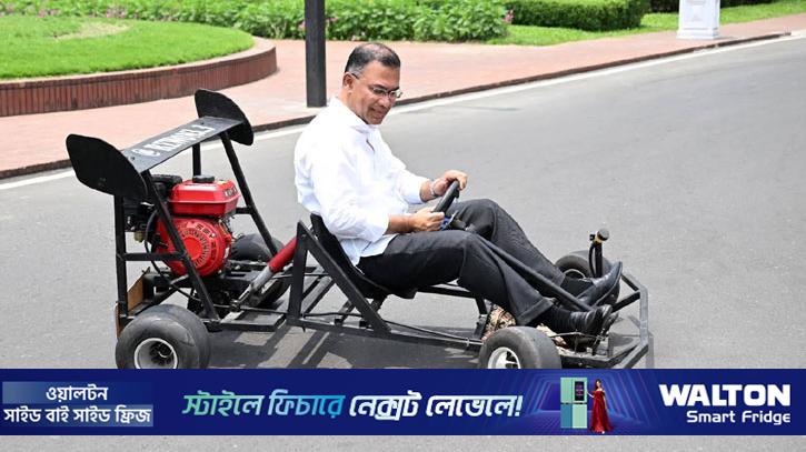 কলেজ শিক্ষার্থীর তৈরি রেসিং কার চালালেন প্রধানমন্ত্রী 