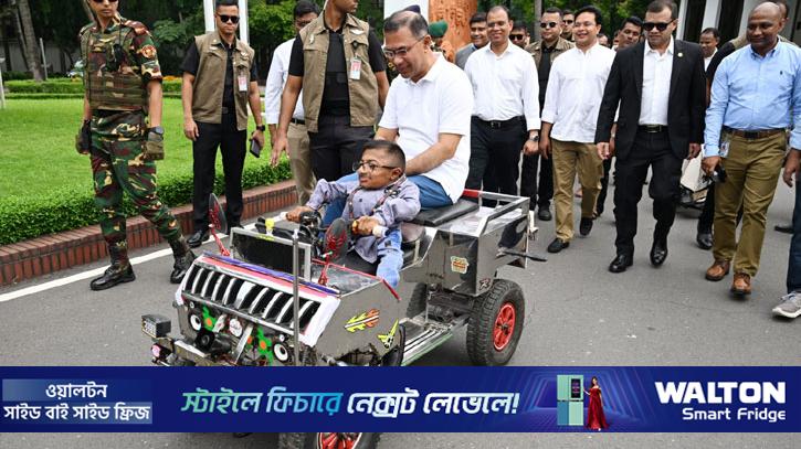 বিশেষ চাহিদাসম্পন্ন কালেজছাত্রের তৈরি বাহনে চড়ে ঘুরলেন প্রধানমন্ত্রী