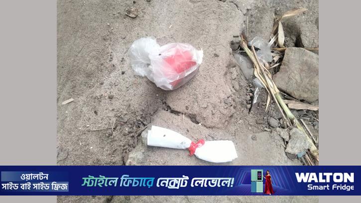 বাড়ির সামনে কাফনের কাপড় ও বোমা সদৃশ বস্তু রেখে চাঁদা দাবি