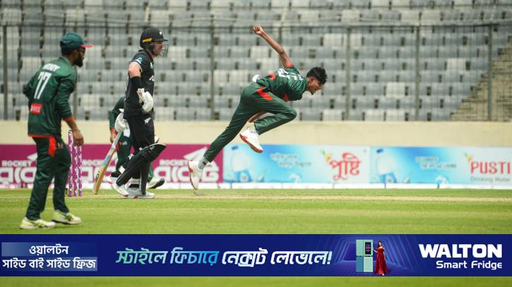 তপ্ত গরমে টানা চার ঘণ্টা ১৪৫ গতির আগুন, নাহিদের বোলিংয়ে হতবাক নিউ জিল্যান্ড