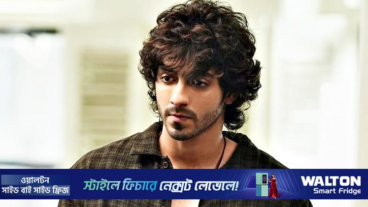 কিশোর আহানের প্রেম নিয়ে পাগলামির গল্প