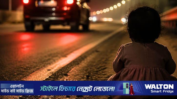 ১ লাখে কেনা শিশুটিকে রাস্তায় ফেলে গেলেন দত্তক বাবা-মা